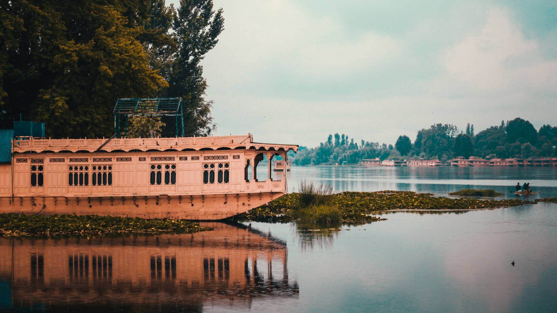 Shikara Ride in Kashmir | Explore Jammu Kashmir Tourism