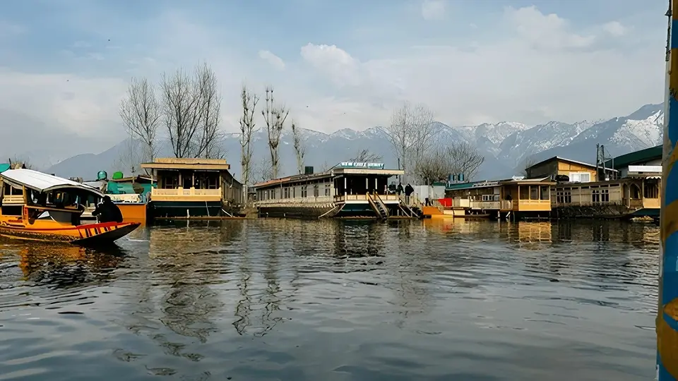 Kashmir Houseboat Tour with Sonmarg